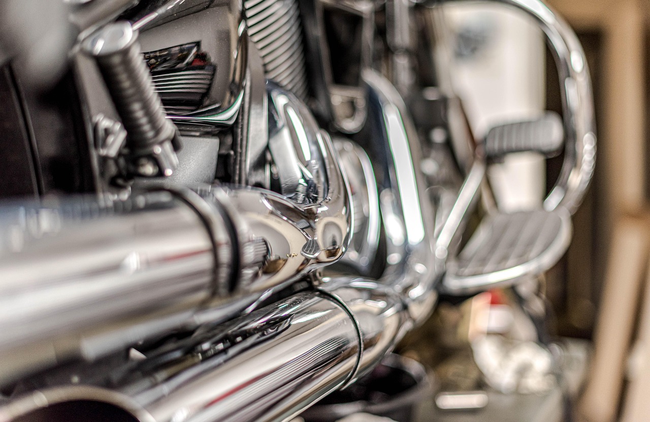 バフ研磨後のバイクのエンジン部分の画像2