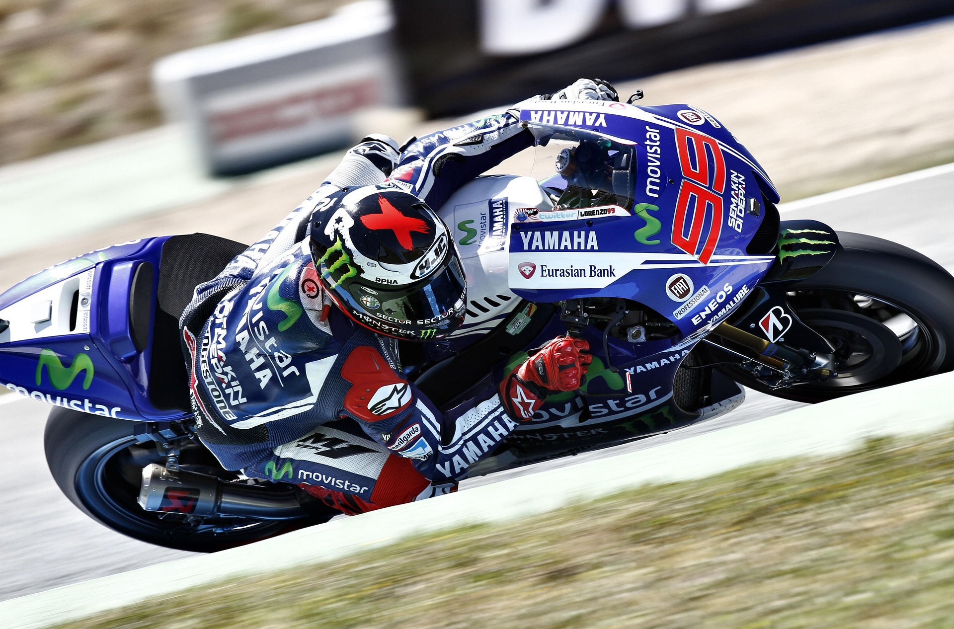 バイクレース中のヤマハバイクを乗りこなすレーサーの画像