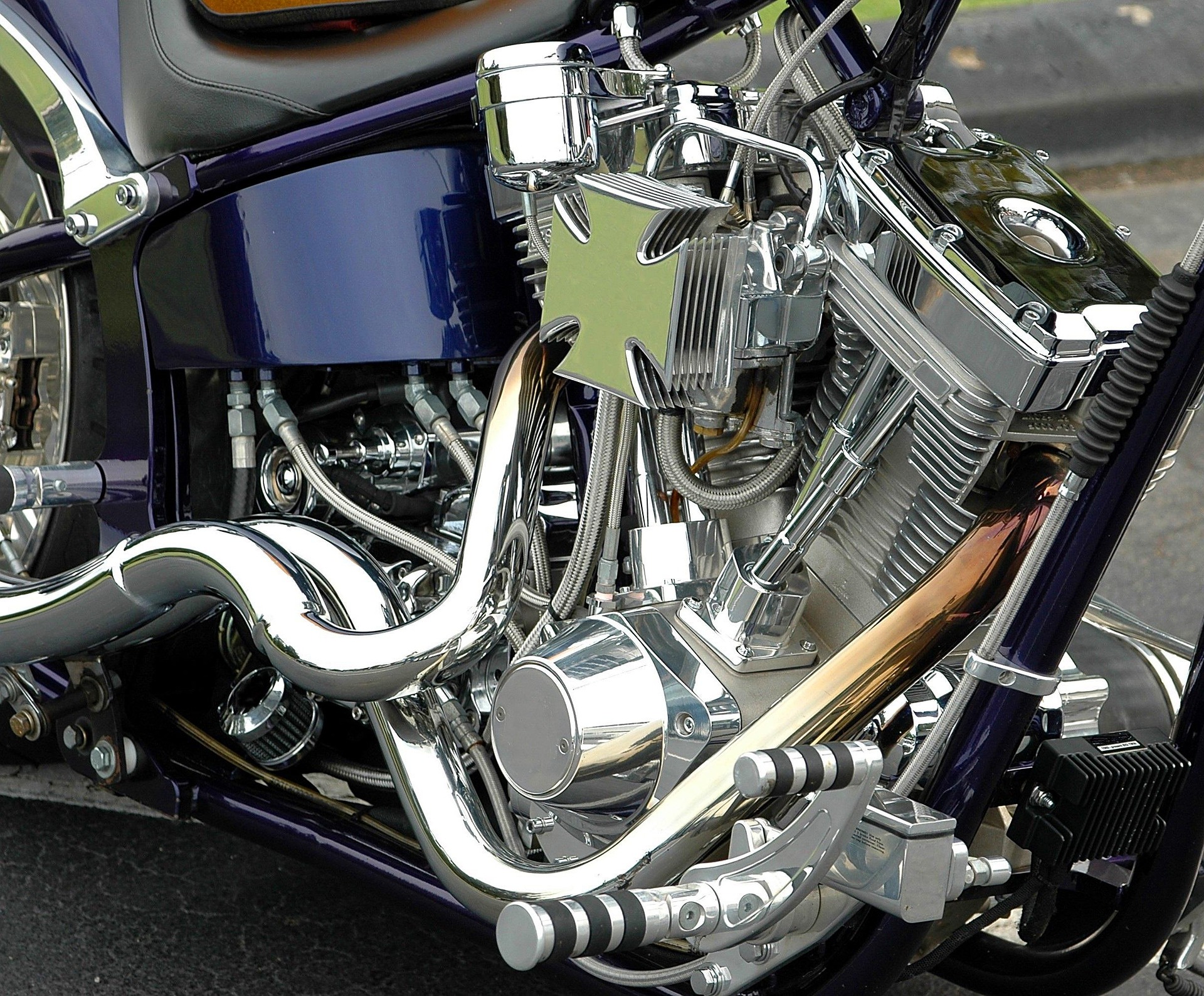メッキ処理されて、光沢感のあるバイク部品の画像