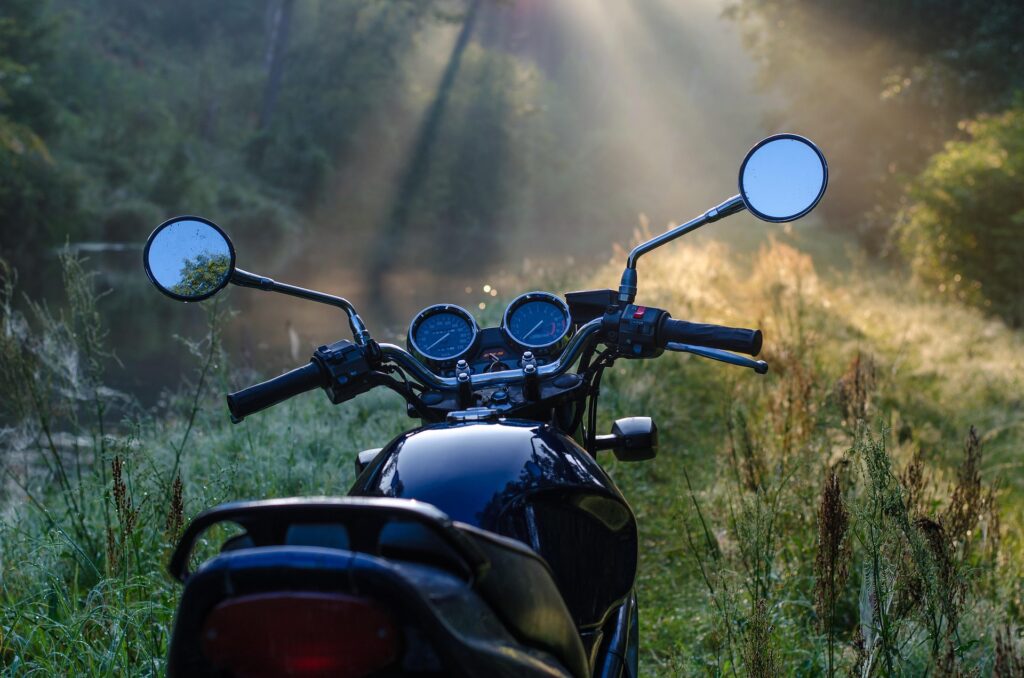 自然の中に止めたバイクの画像