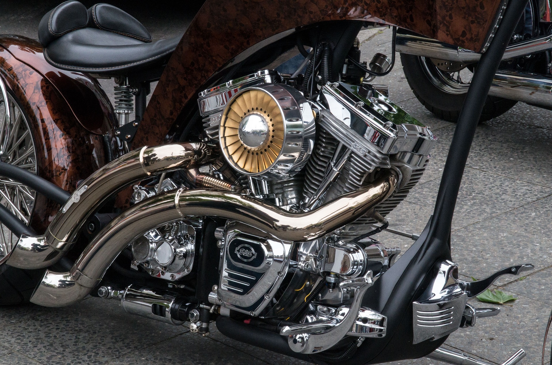 バフ研磨後の艶感のあるバイク部品の画像