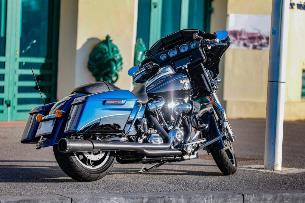 バフ研磨後の、太陽の光を反射しているバイクの画像