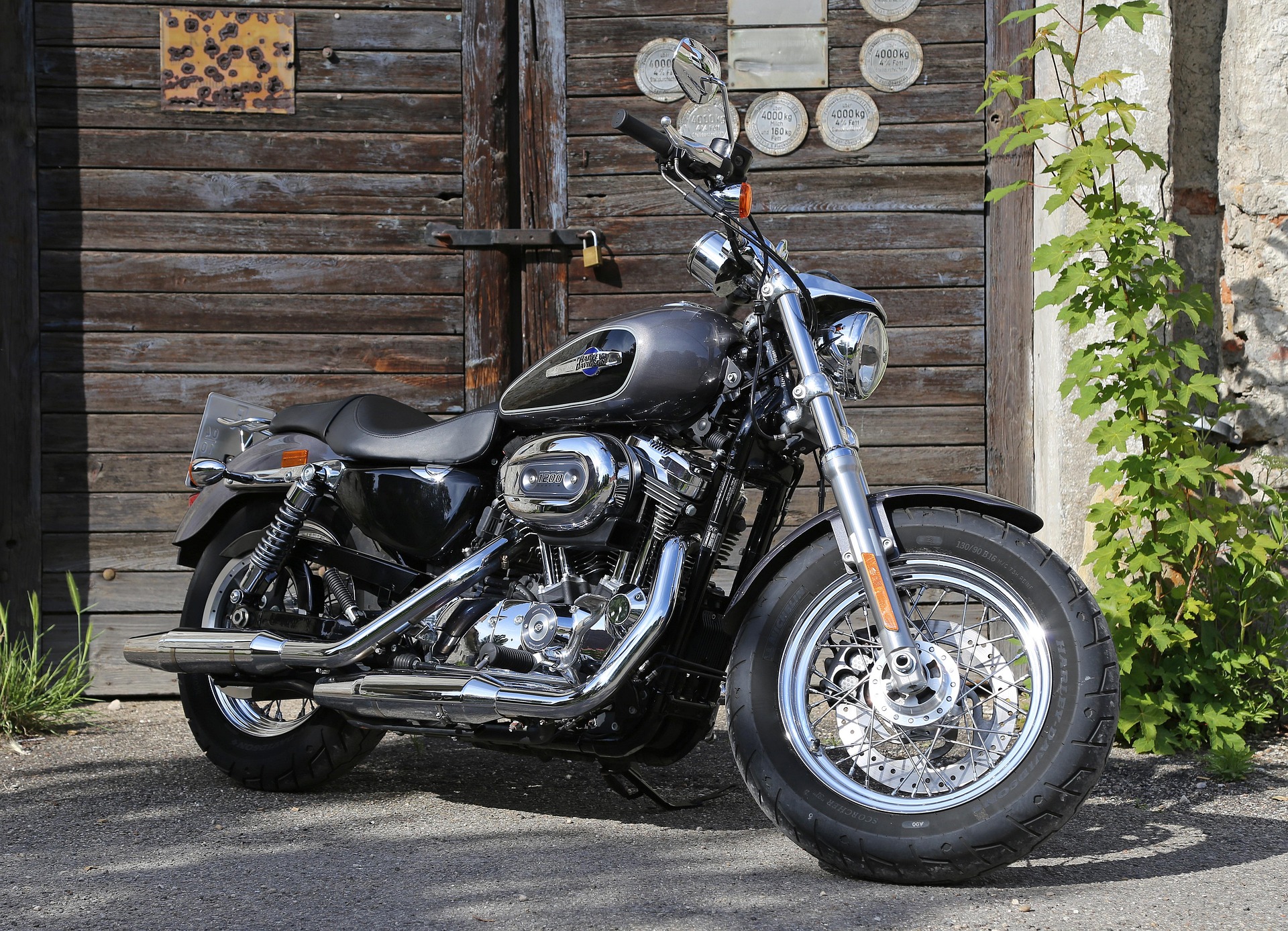 バフ研磨によりバイク部品が輝いている黒いバイクの画像