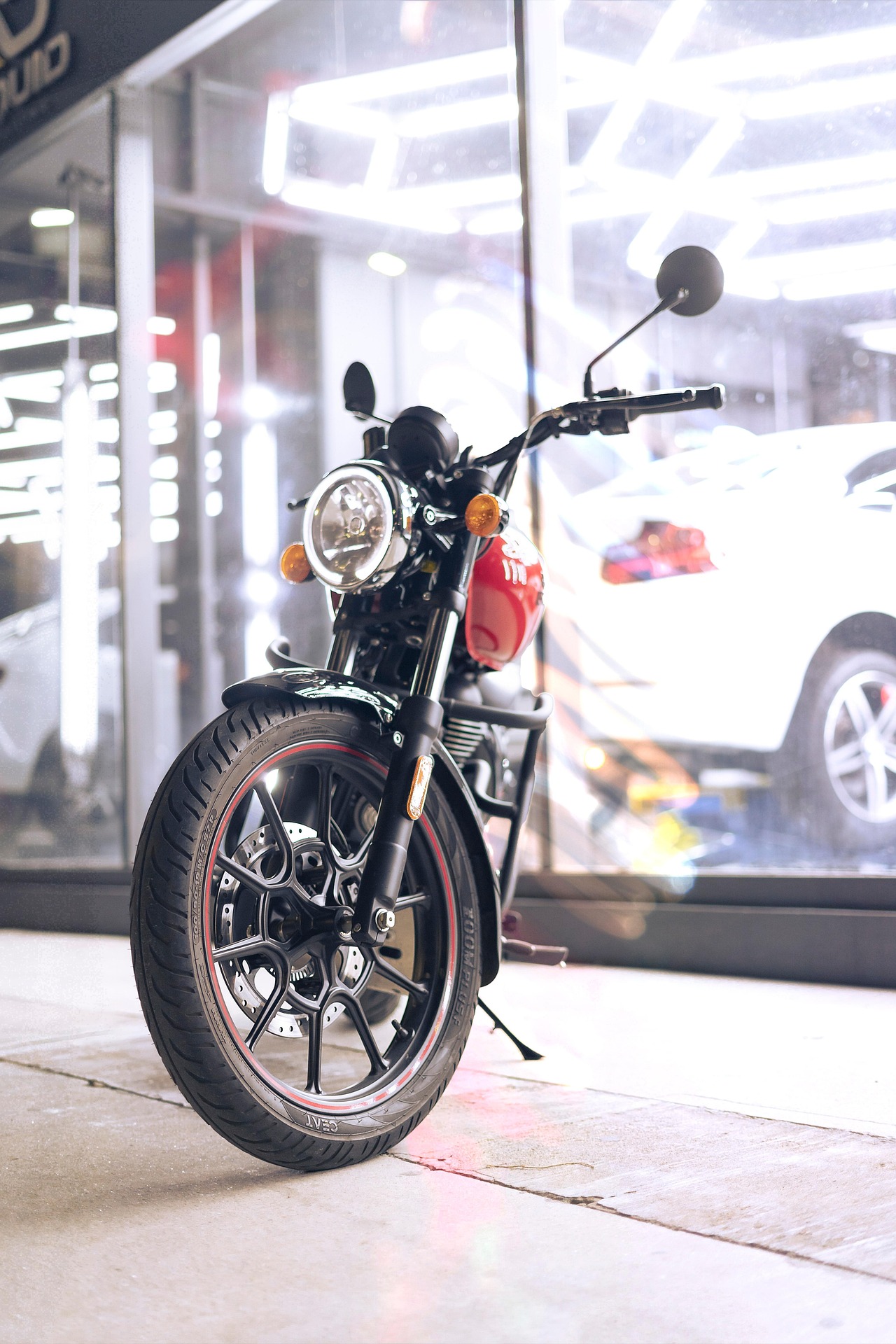 バイクのライトから前輪までの全体画像